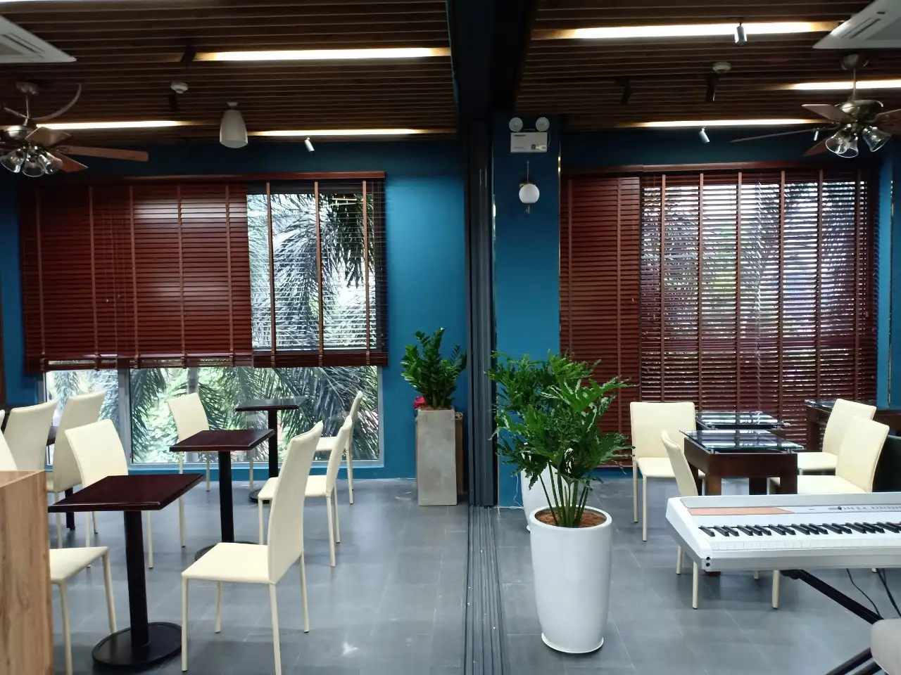 public/projects/Rèm sáo gỗ cho anh trai quán Cafe Vinhome Tân Cảng, quận 2 - 2.webp